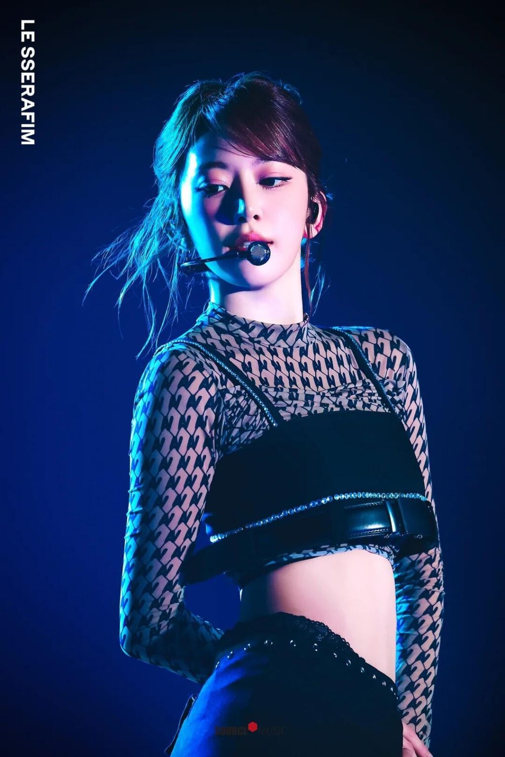 هل نعرف لماذا تمتلك ساكورا نسختين مختلفتين من هذا الزي في جولة Easy Crazy Hot؟ بقدر ما أستطيع أن أقول، لم يكن لدى أي شخص آخر إصدارات متعددة من نفس الزي