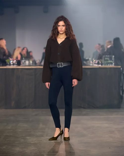 بنطلون الـ«Stirrup» يعود إلى الواجهة.. صيحة قديمة بروح جديدة