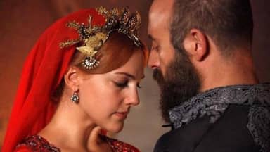 بالصور: بعد "حريم السلطان"... مريم أوزرلي وخالد أرغنتش يجتمعان من جديد