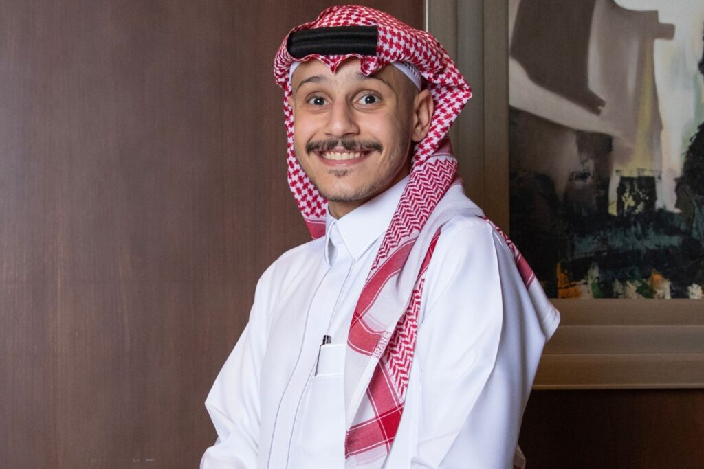 قصة سفير التوحد عبد المجيد المزيني من برنامج بودكاست عالمي للإخرج السينمائي