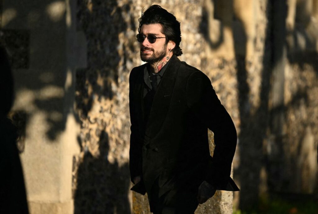 بمرضٍ غامض... زين مالك يشارك صورة من المستشفى بعد تعرضه لأزمة صحية