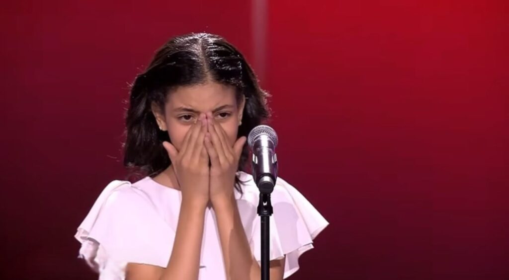 لحظة مؤثرة تخطف الأنظار في The Voice Kids.. دموع طفلة تُشعل تعاطف الجميع