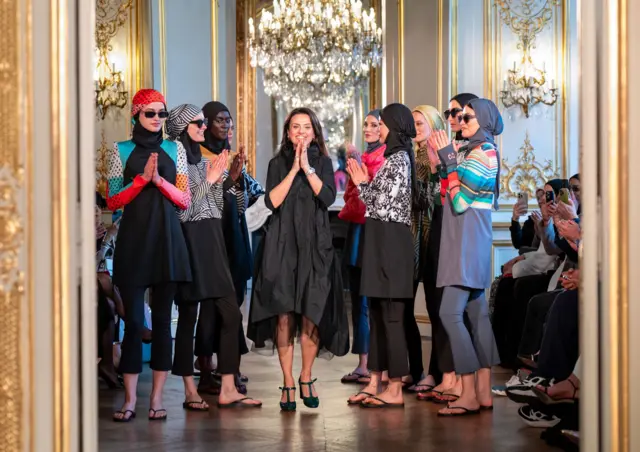 ارتدت العديد من العارضات ملابس سباحة ملونة تُسمى البوركيني - وهي ملابس سباحة تغطي الجسم بالكامل باستثناء الوجه واليدين والقدمين - على منصة العرض.