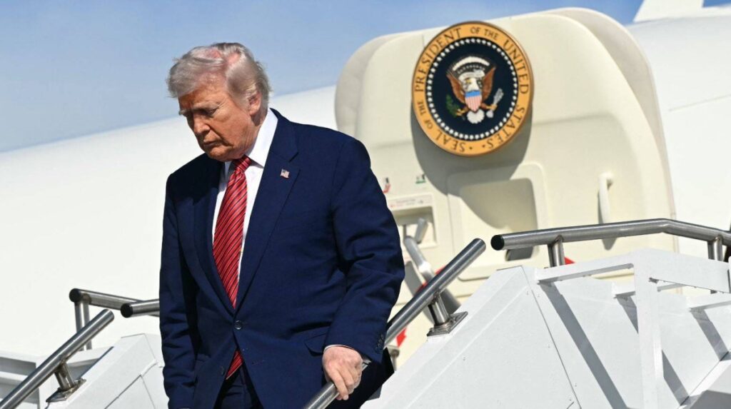 ترامب يحذّر إيران من أي محاولة لكسر الحصار البحري الأمريكي Al Bayan