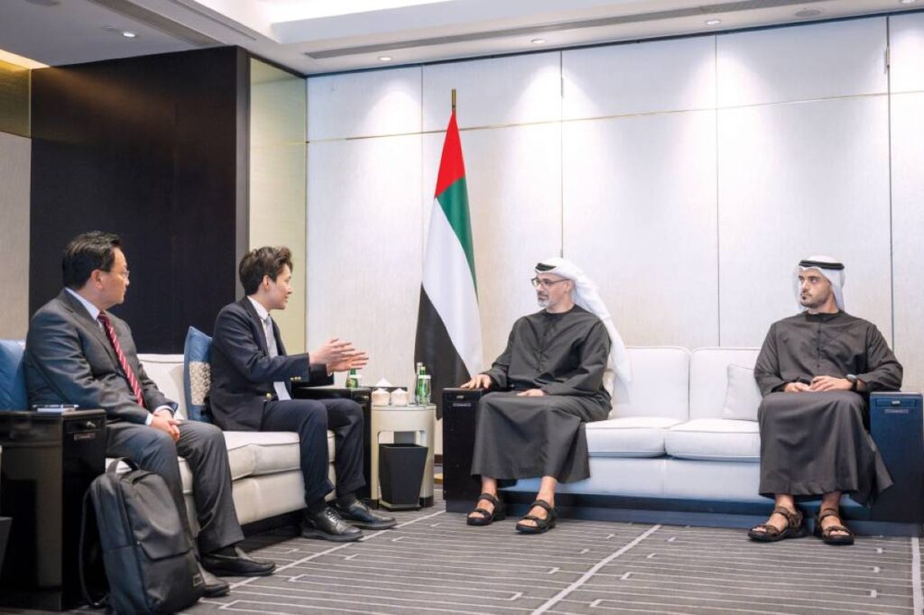 خالد بن محمد خلال لقائه رؤساء مجالس إدارة كبرى الشركات الصينية بحضور زايد بن محمد