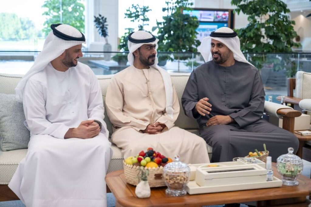 محمد بن زايد يتلقى رسالة خطية من رئيس بيلاروسيا سلمها المبعوث الخاص