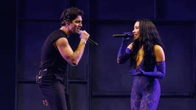 جو جوناس يفاجئ ديمي لوفاتو على المسرح