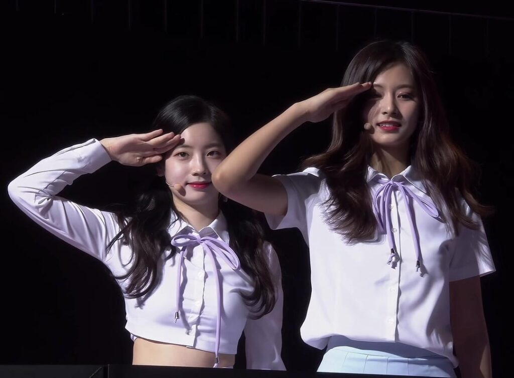 تزويو وداهيون بالزي المدرسي