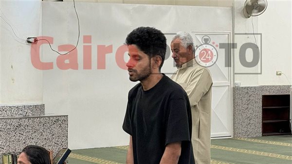 انهيار حمدي الميرغني خلال تشييع جنازة والده بمقابر السويس