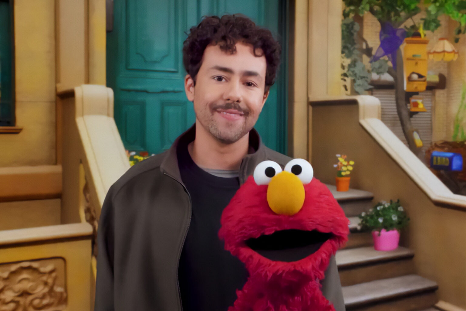 فنان أمريكي مصري يثير غضب أنصار ترمب بكلمات عربية في برنامج "شارع سمسم" | فن