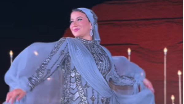 دينا ابنة هبة قطب تخطف الأنظار في حفل زفاف شقيقتها.. شاهد