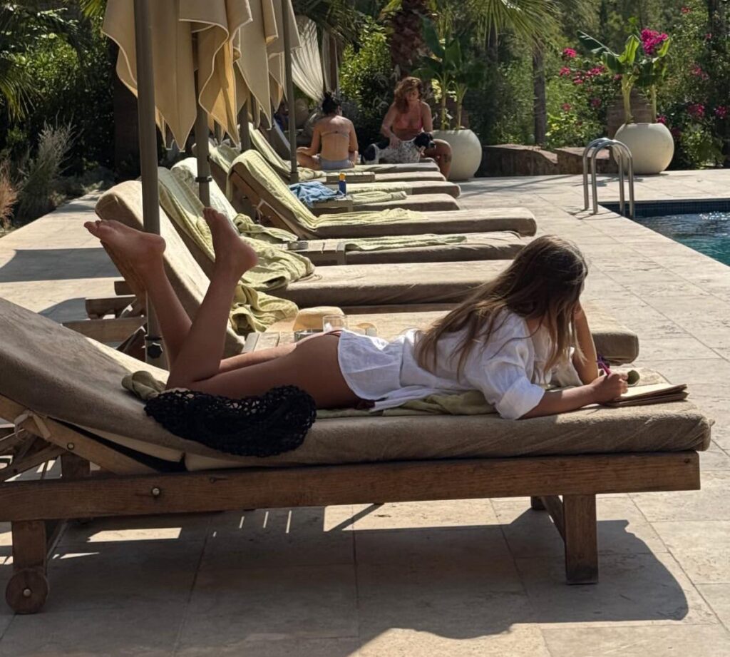 istanbuldaki tanidigim kizlari konusmak isteyenler yazsin belki ortak tanidik buluruz cogu bjk kadikoy cevrelerinde takiliyor 22-26 yas arasinda ve ozel uni mezunu