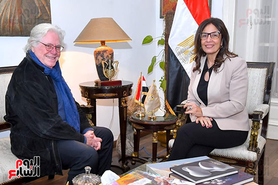 الدكتورة-جيهان-زكى-وزيرة-الثفافة-والفنان-حسين-فهمى-7369698