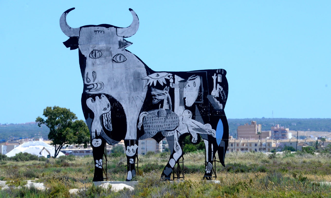 ثور “أوزبورن“ الإسباني، وقد زُيّن برسومات مستوحاة من “غرنيكا“. (أ ف ب)