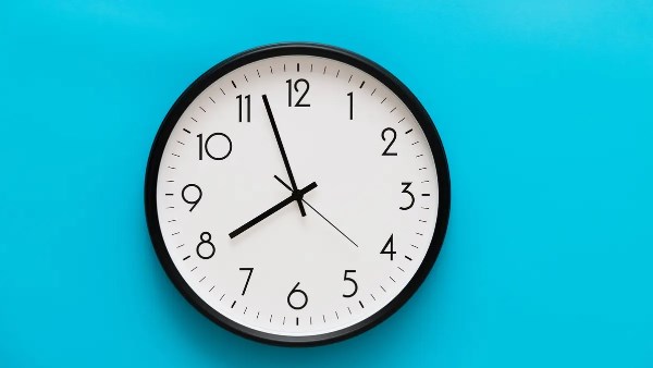 قدم ساعتك 60 دقيقة إلى 1 صباحا.. موعد التوقيت الصيفي 2026 رسميًا