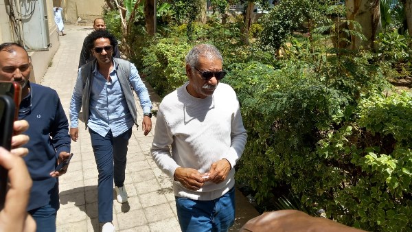 سيد رجب يساند زوجته في جنازة والدها.. فيديو