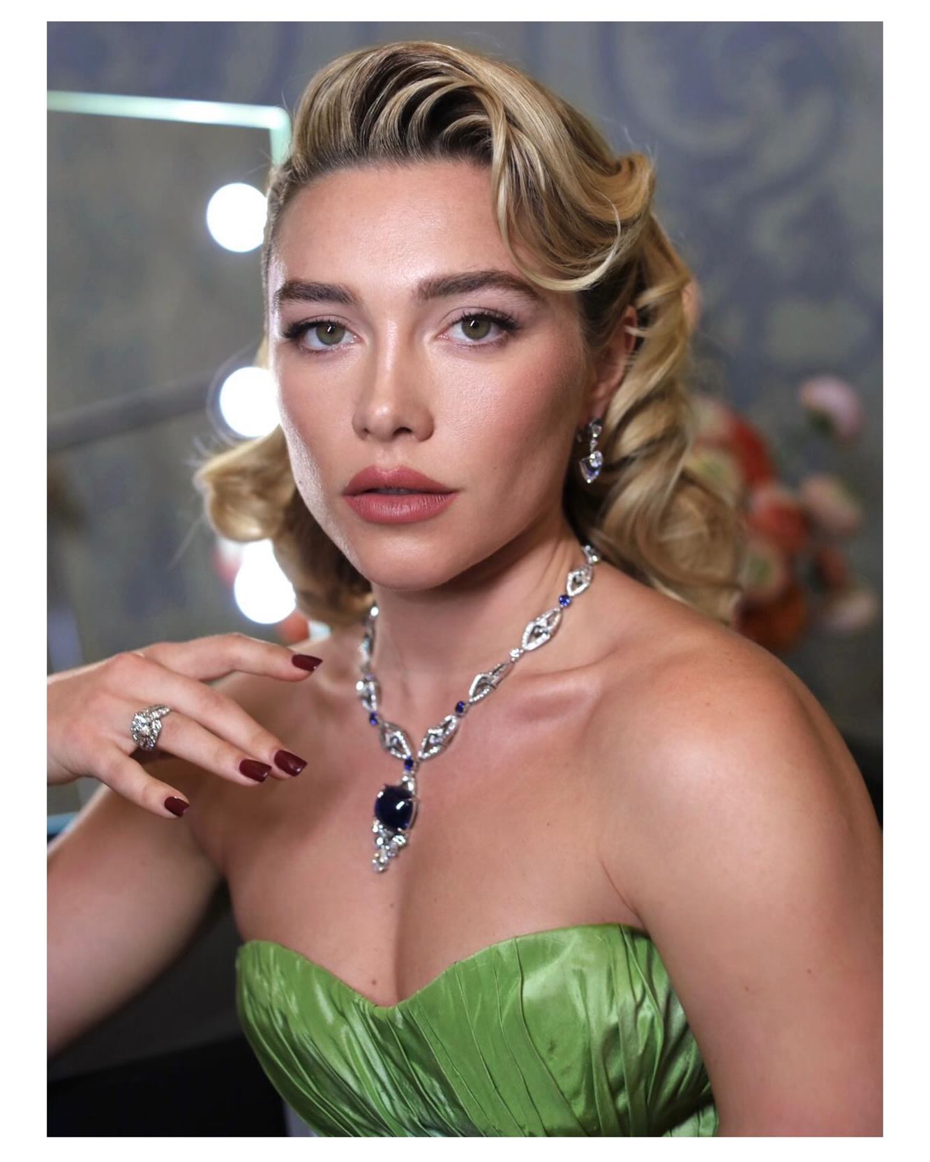 فلورنس بيو بمكياج برونزي مشرق (إنستغرام)