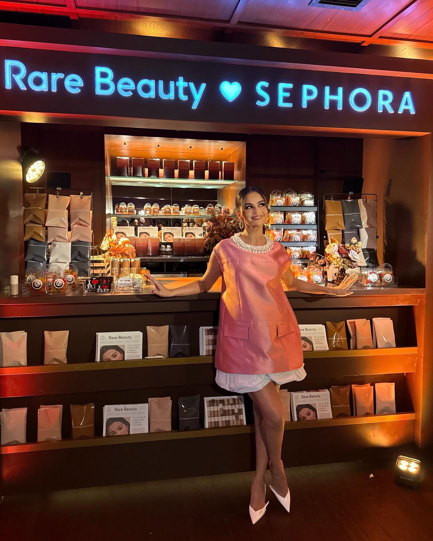 سيلينا غوميز بإطلالة كاملة من برادا (إنستغرام)