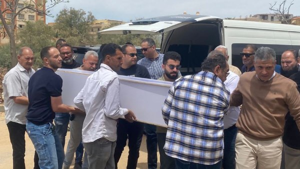 وسط دموع أسرته وزوجته.. مشاهد من تشييع جثمان ضياء العوضي إلى مثواه الأخير