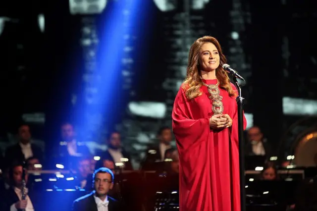 المغنية اللبنانية جوليا بطرس تؤدي عرضاً على مسرح بلاتيا في بيروت، عاصمة لبنان، في 6 سبتمبر 2014. 