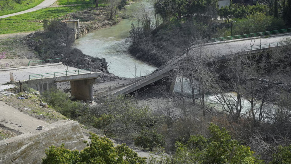 آثار الأضرار التي لحقت بجسر الزرارية الممتد فوق نهر الليطاني في جنوب لبنان بعد أن قصفه جيش الاحتلال الإسرائيلي يوم 13 آذار 2026. (رويترز)