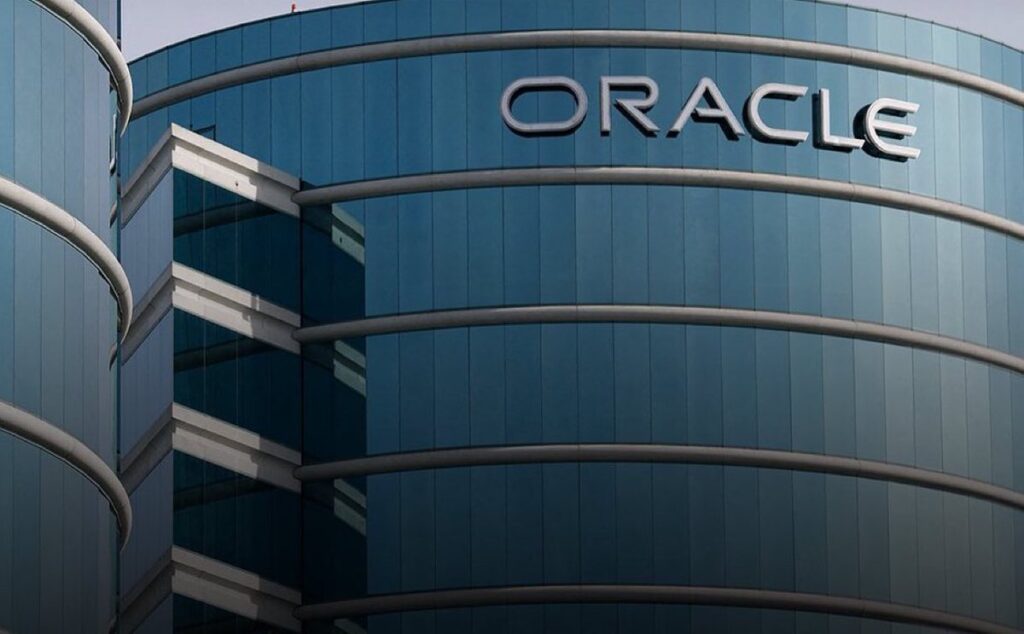 سقوط شظايا على واجهة مبنى شركة “أوراكل” بدبي سقوط شظايا على واجهة مبنى شركة "أوراكل" بدبي