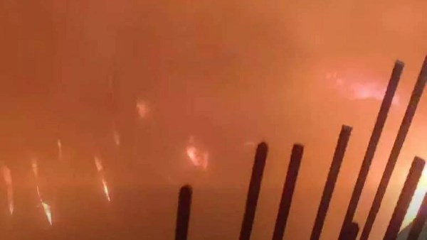 العمال يهربون والنيران تلتهم المكان .. مشاهد مرعبة من حريق مؤسسة الزكاة بالمرج