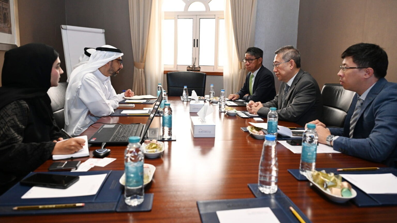غرفة الشارقة تبحث فرص الاستثمار مع هونغ كونغ الإدارية الخاصة