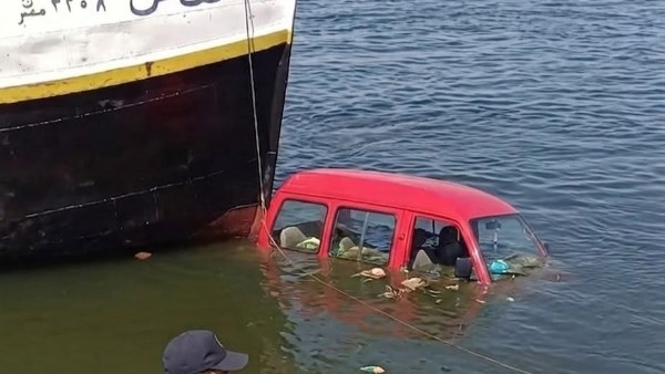 الأم رمت طفلها في النيل لتنقذه.. شاهد عيان على حادث عبارة سوهاج يروي مفاجآت صادمة