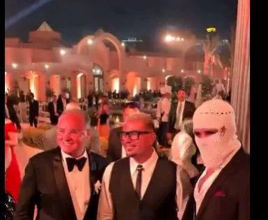 تووليت يلتقط صورة مع عمرو دياب.. تفاصيل اللقاء الحصري