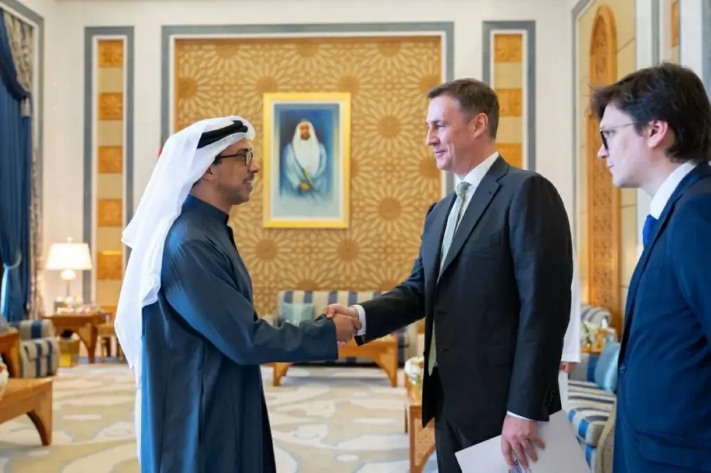 منصور بن زايد ونائب رئيس وزراء روسيا يبحثان تعزيز التعاون