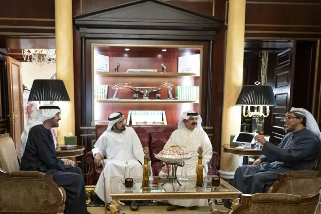 محمد بن زايد يبحث تعزيز التعاون مع ملك البحرين بحضور محمد بن راشد ومنصور بن زايد