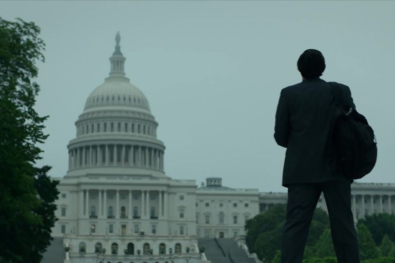 _آدم درايفر يتأمل البيت الأبيض في مشهد من فيلم التقرير (آي ام دي بي)