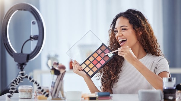 مكياج «Watercolor» يسيطر على الإطلالات الجمالية.. في ربيع 2026