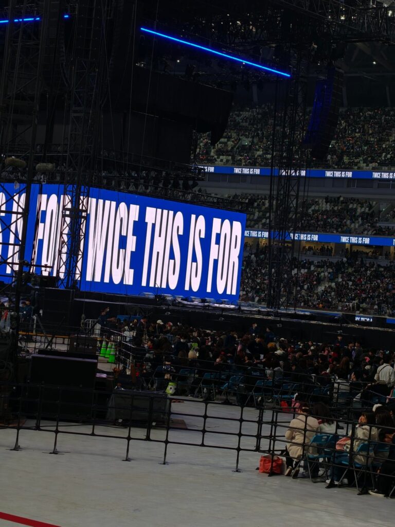 الشعور بالذهاب إلى حفل TWICE بعد أن تشعر دائمًا أنك الوحيد في منطقتك