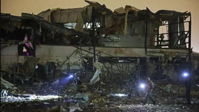 عناصر أمنية تفتش موقعاً تعرّض لهجوم