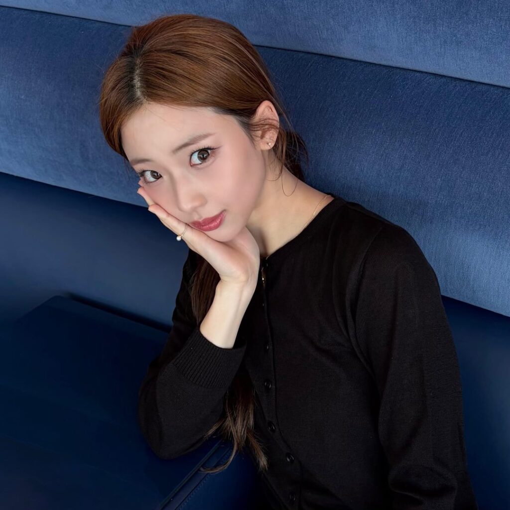 يُسلِّم يُسلِّم