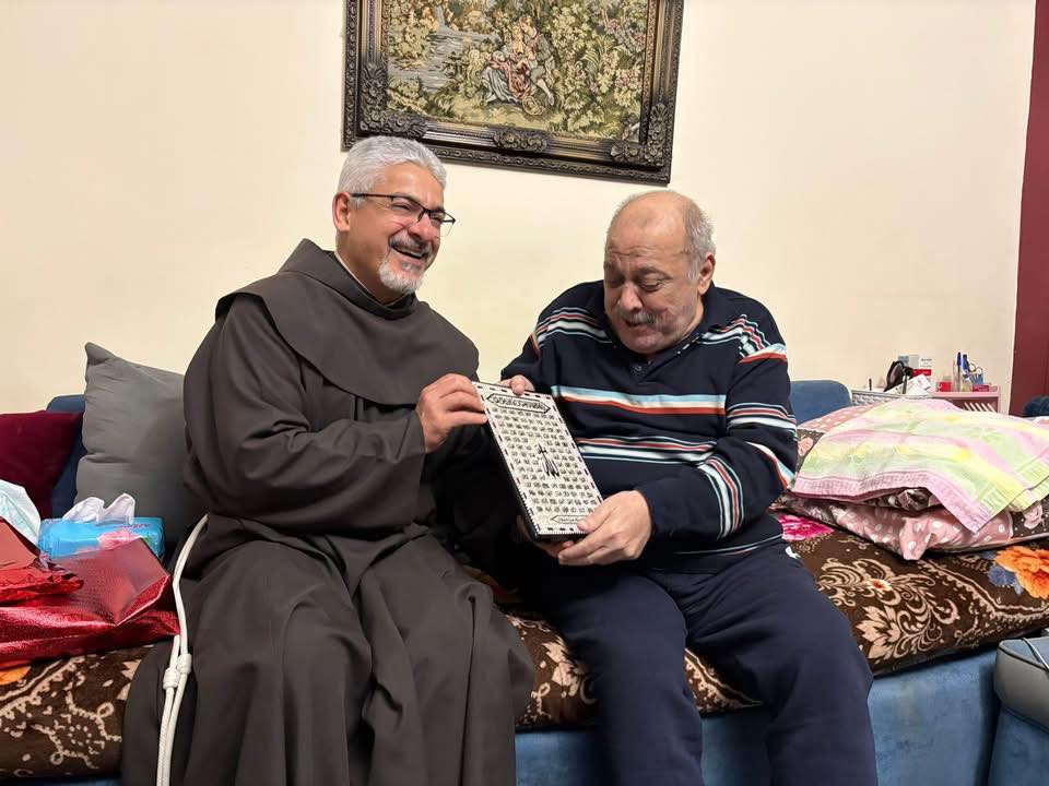 الفنان ضياء الميرغني والأب بطرس دانيال