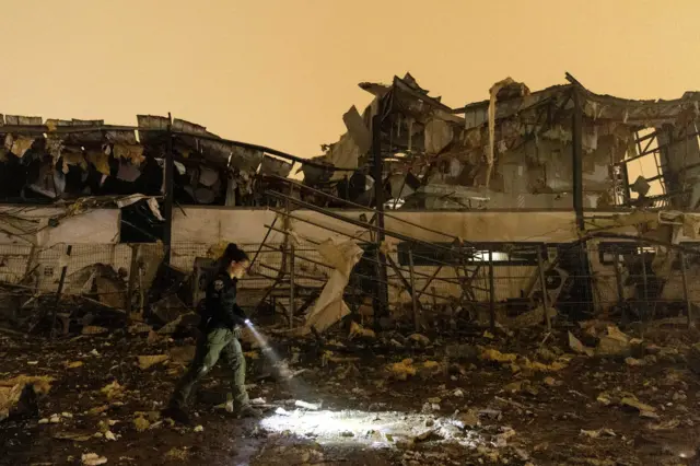 مسعفون إسرائيليون يعاينون موقع إصابة مباشرة بصاروخ باليستي أُطلق من إيران، في مدينة بيتاح تكفا وسط إسرائيل، 2 أبريل/نيسان 2026.