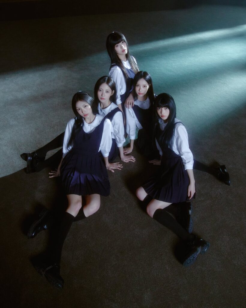 RESCENE - أول أغنية رقمية: Runaway (الصورة المفاهيمية أ - المجموعة، الوحدة)