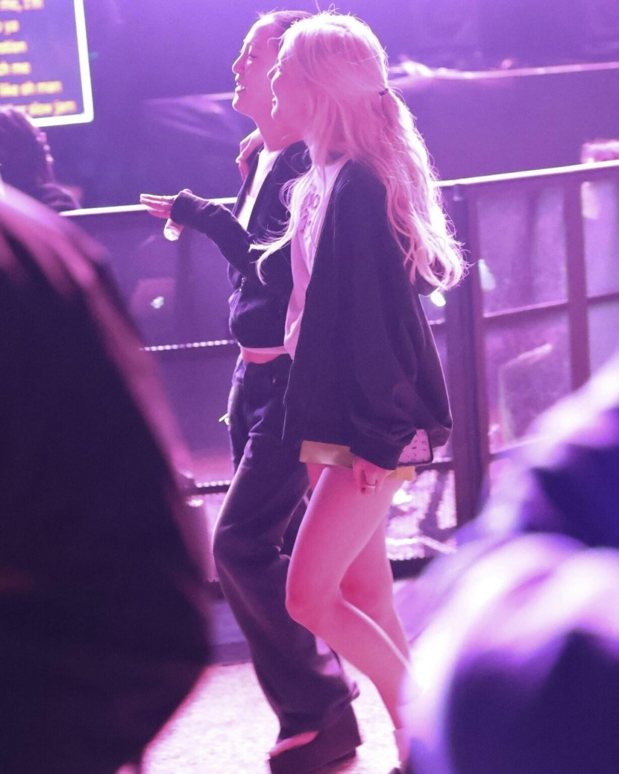 260411 روزيه شوهدت في موقع تصوير جاستن بيبر في كوتشيلا