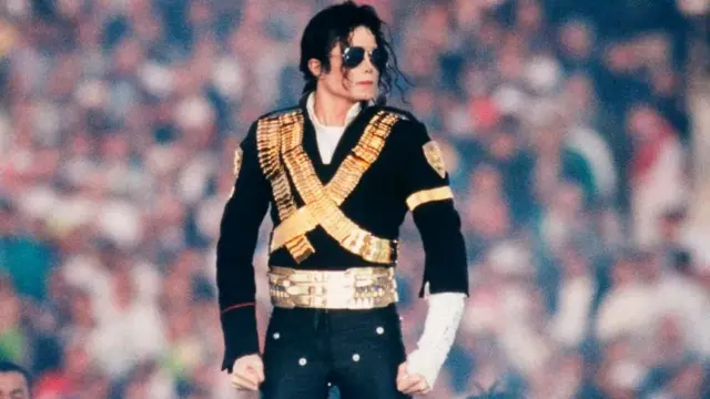 مايكل جاكسون يرتدي نظارة وزياً استعراضياً