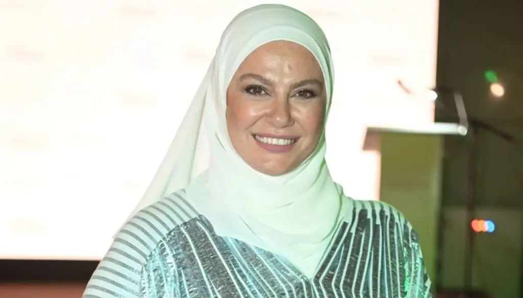 الشيف ليلى فتح الله تطمئن الجمهور بعد الغارات قرب متجرها في بيروت