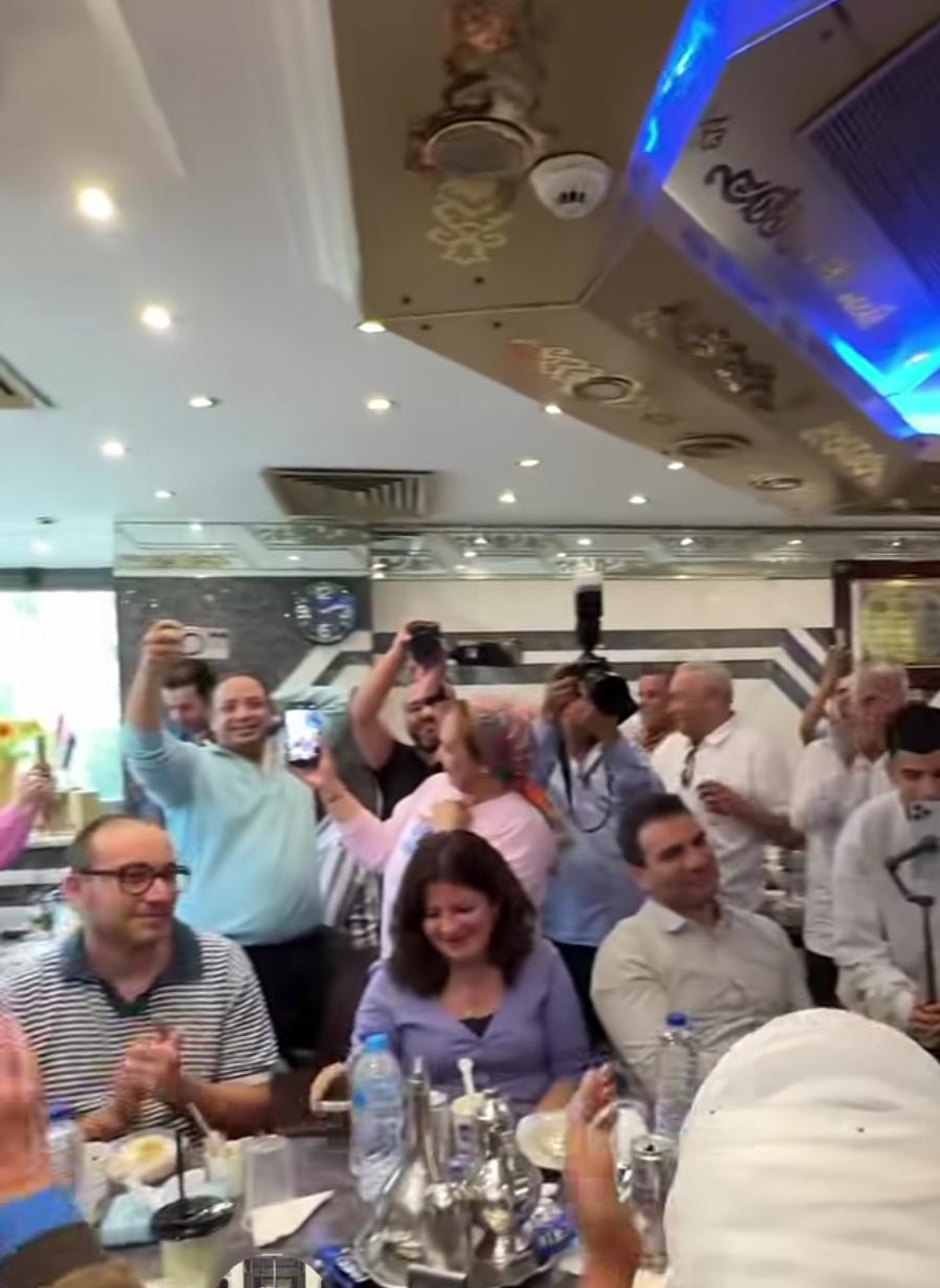 زفة بالمزمار على انغام يا واد يا تقيل احتفالا بزيارة حسين فهمي للكشري أبو طارق (1)