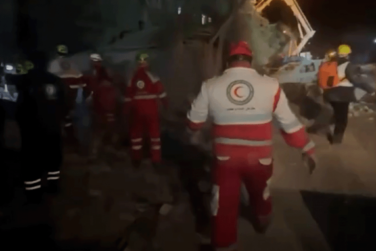 المصدر: الهلال الأحمر الإيراني الهلال الأحمر الإيراني يبث مشاهد قال إنها لآثار غارة جوية على منطقة سكنية في العاصمة طهران وسط تواصل جهود الإنقاذ والبحث عن ضحايا