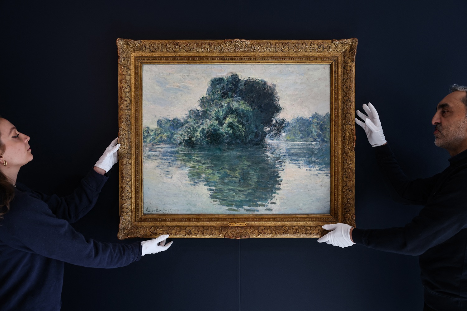 “جزر بورت-فيليز“ (1883) بريشة كلود مونيه. (أ ف ب)