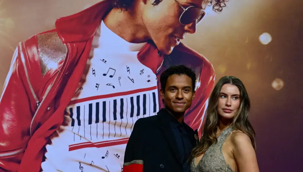 العرض الأول لفيلم عن سيرة مايكل جاكسون يجذب الآلاف إلى برلين العرض الأول لفيلم عن سيرة مايكل جاكسون يجذب الآلاف إلى برلين