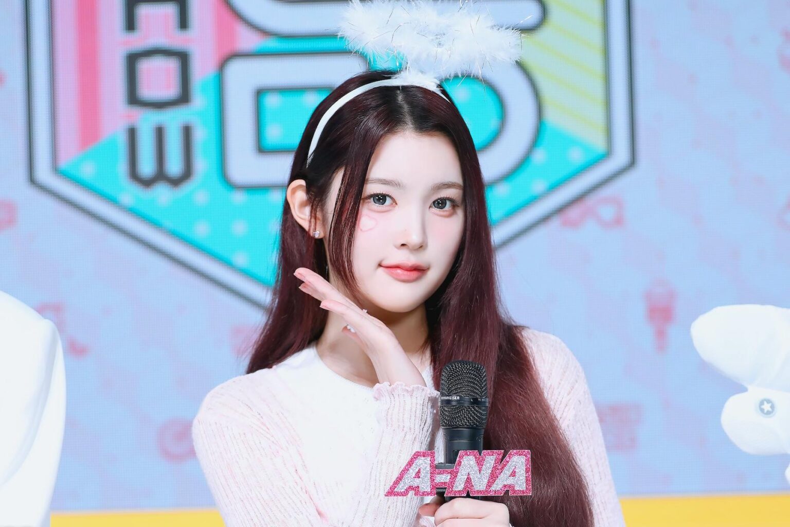 A-Na عضو فرقة Hearts2Hearts يتنحى عن منصب مقدم برنامج "Music Core".