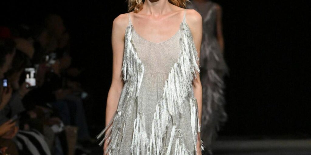 موضة الشراريب تعود بقوة… لمسات فساتين أنثوية متجددة