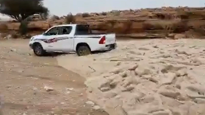 سيل جارف من البَرَد يشق الصحراء وسط السعودية | طقس العرب